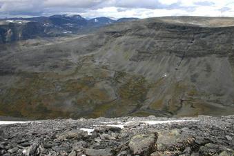 #1: View north across Tverrskardet, Isdalsfjella beyond to the right