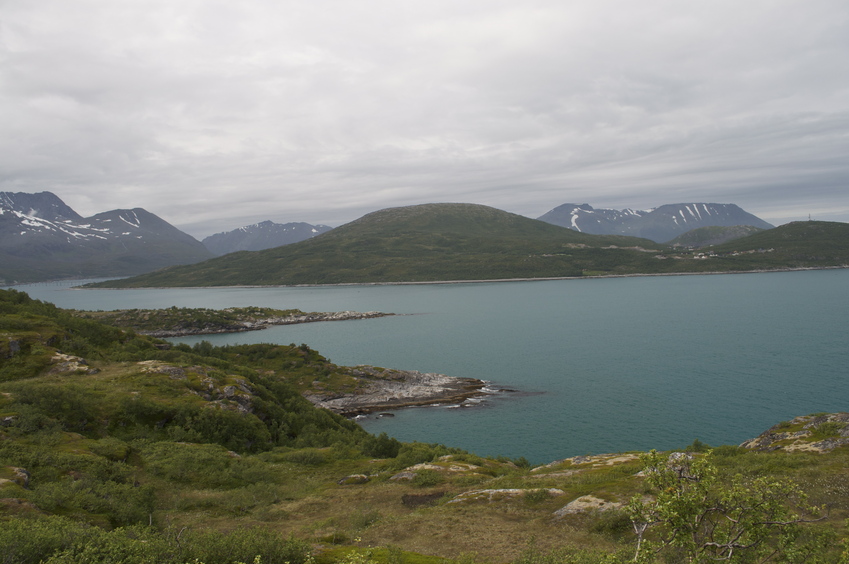 The confluence point lies in the water 340 meters away, just beyond the rocky point in the foreground