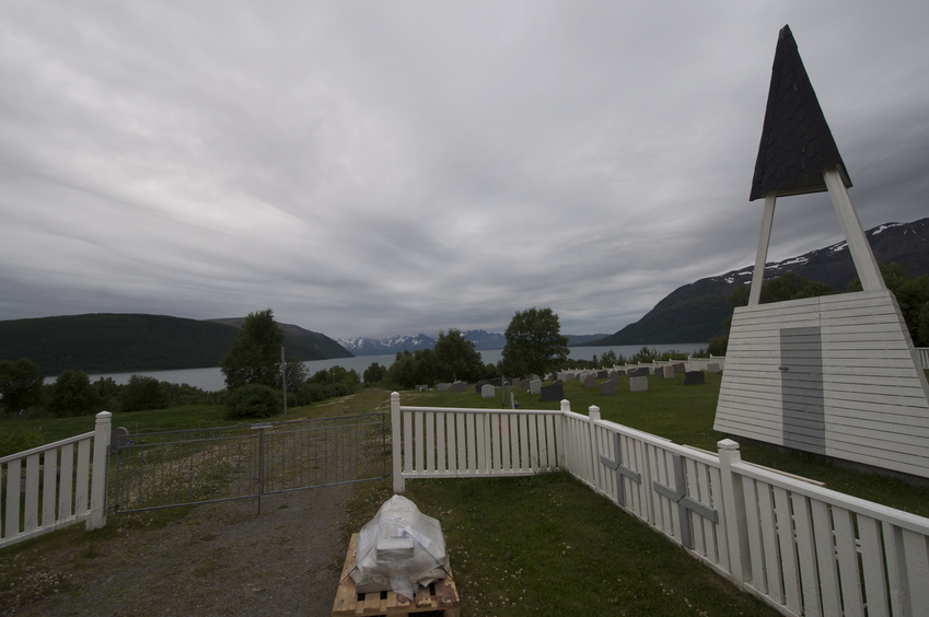 The confluence point lies in the water, 1.1 km from here