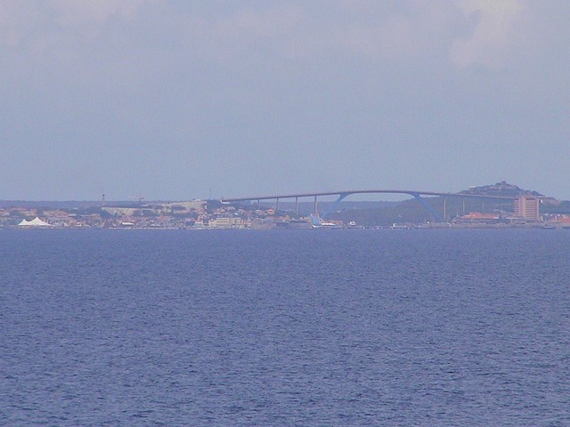 The "Koningin Juliana Bridge" connects both parts of Willemstad