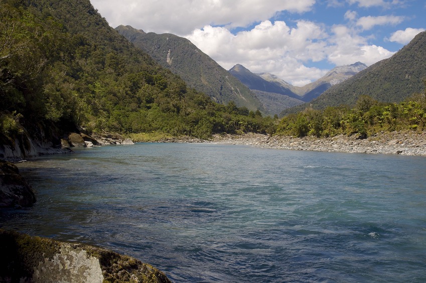 The confluence point lies on the far side of the river, about 260 metres away