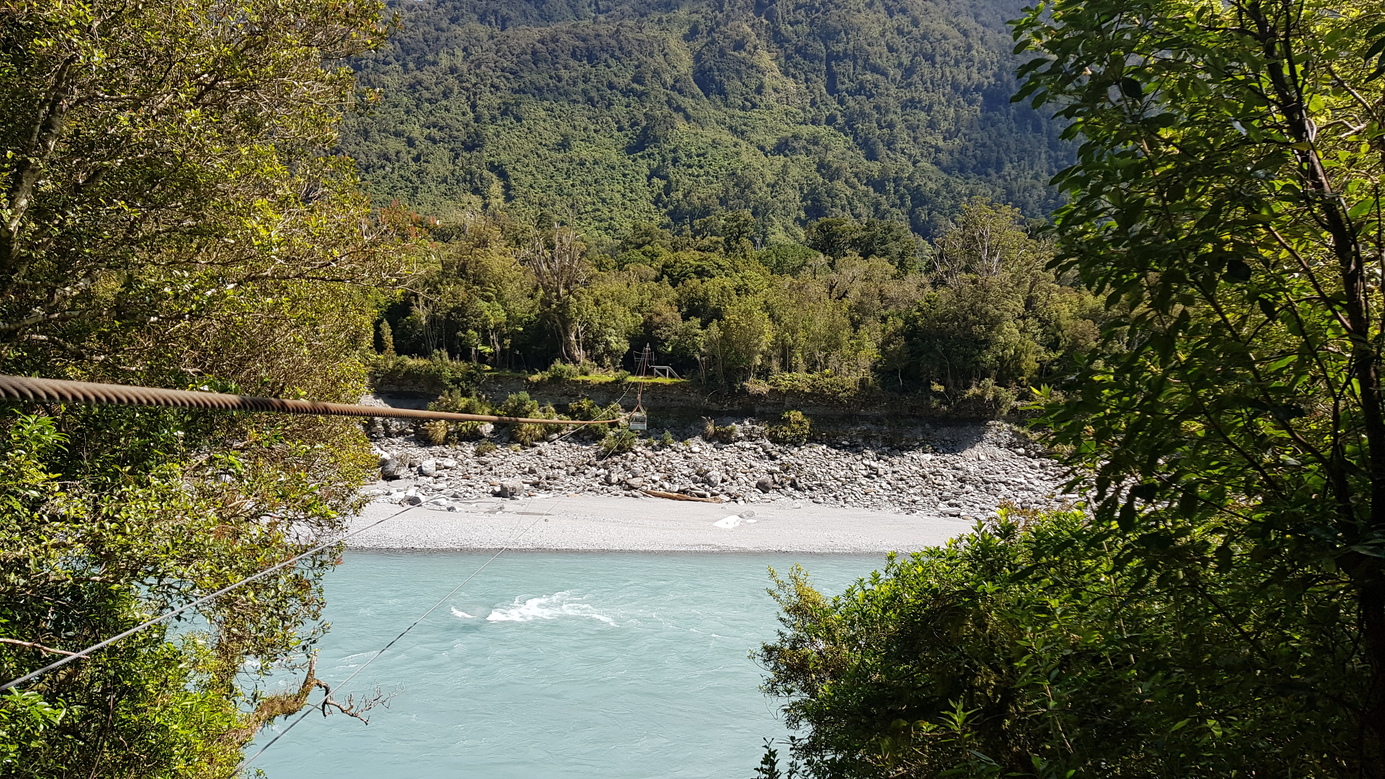 The cableway to cross the river