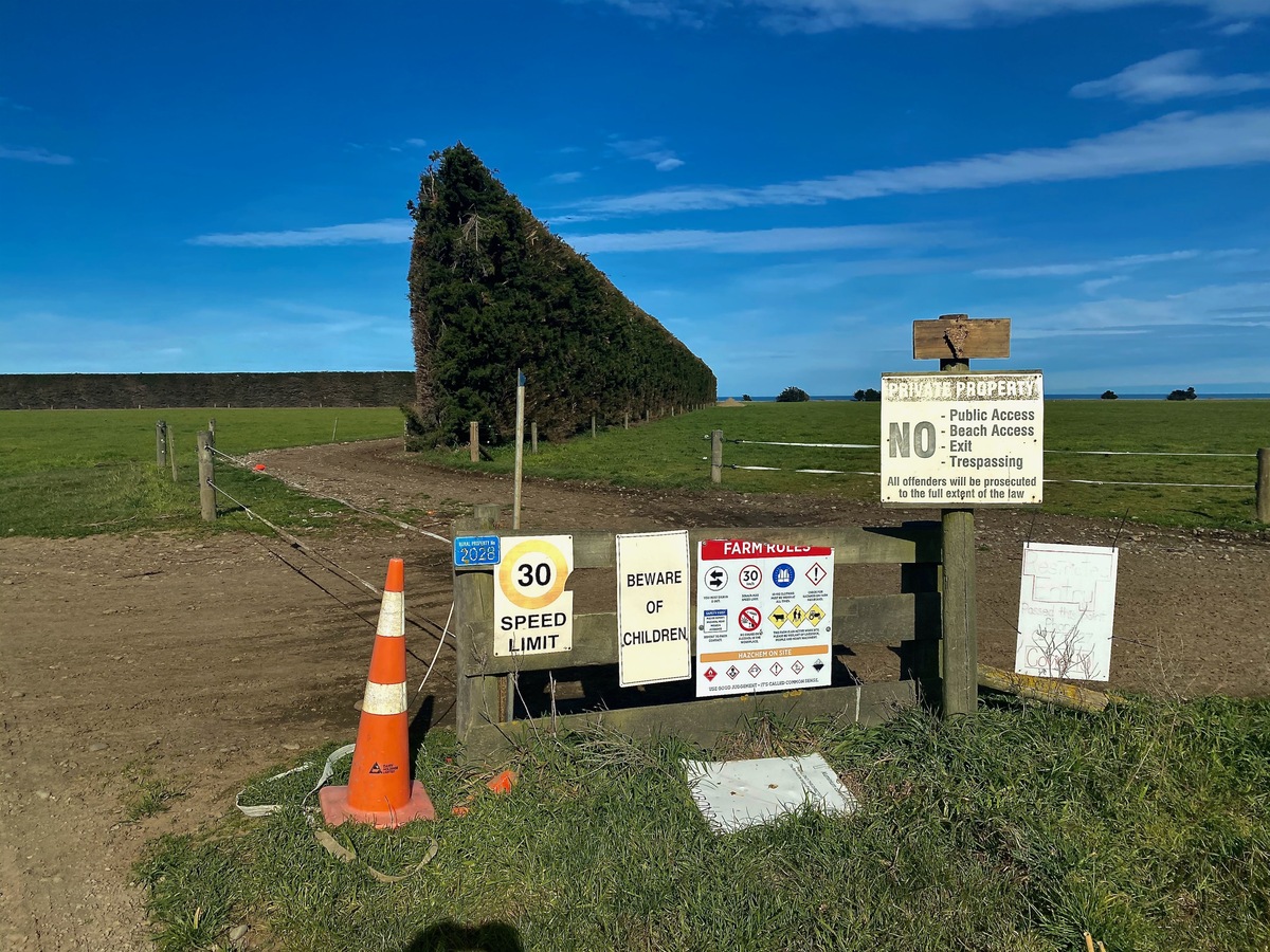 The signs at the end of Seafield Road.  The coast is about 500m away, and the Degree Confluence Point is another 3km farther.