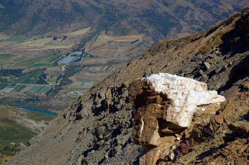 A large quartzite rock alongside the trail (3.38km from the point)