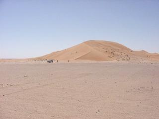 #1: Die Konfluenz liegt ca. 30 km hinter dieser Düne - The Confluence is situated about 30 km behind that dune