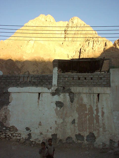 Jabal Thanab in the late evening sun seen from the village Wādiy al-`Arabiyyīn.