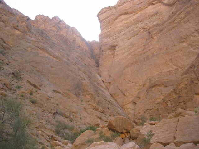 840 m from the Confluence, a steep rockface