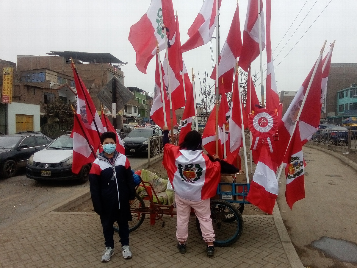 Venta de banderas en la confluencia. Flags vendors at CP