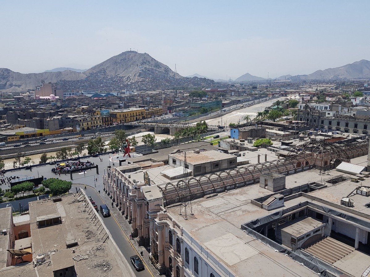 Desde la Torre Santo Domingo, en el centro, el río Rimac, el cerro San Cristobal y detras el barrio de la confluencia