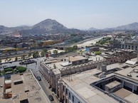 #7: Desde la Torre Santo Domingo, en el centro, el río Rimac, el cerro San Cristobal y detras el barrio de la confluencia