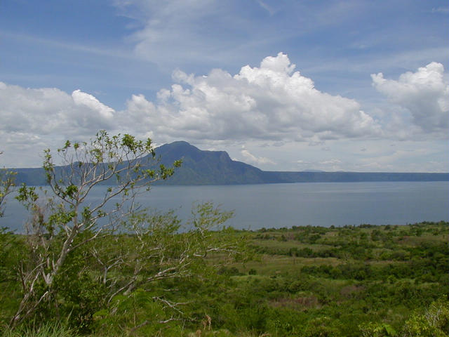 View from confluence looking SSE towards Mt. Maculot (1,000m / 3,281ft), itself an ancient volcano. Prehistoric Taal Volcano’s rim trails off to the right of the background.