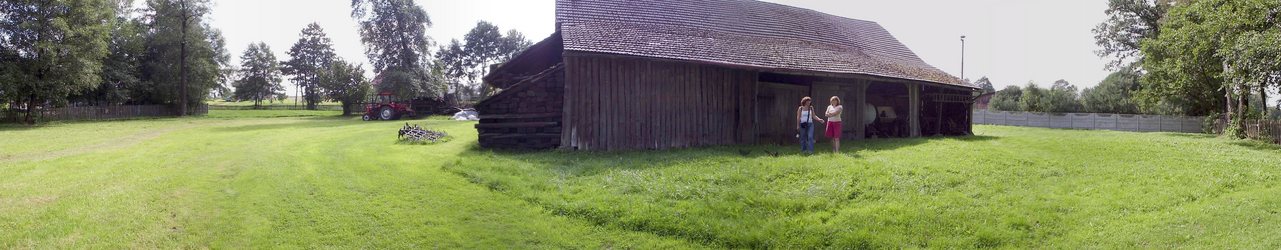 Panorama w kierunku południowym z widokiem na północną ścianę stodoły./ panorama showing north wall of ban