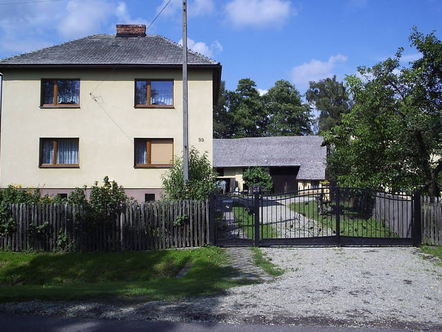 Widok na posesję 99 z drogi./house number 99 from the route