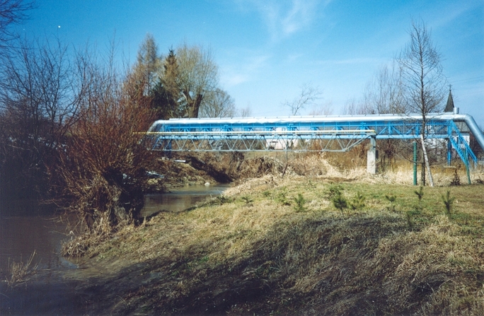 Maintenance footbridge along a pipeline