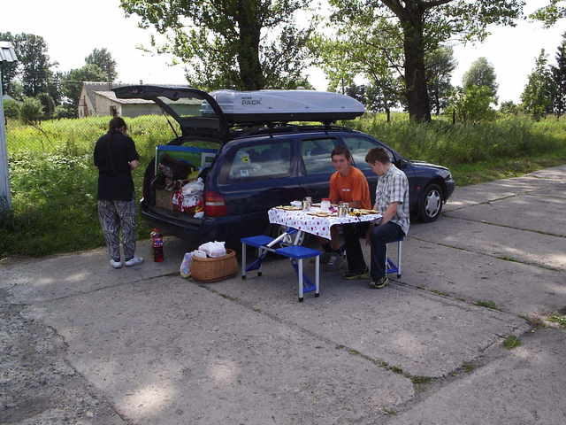 Obiad przy bramie byłego PGR. / lunch at former farm gate