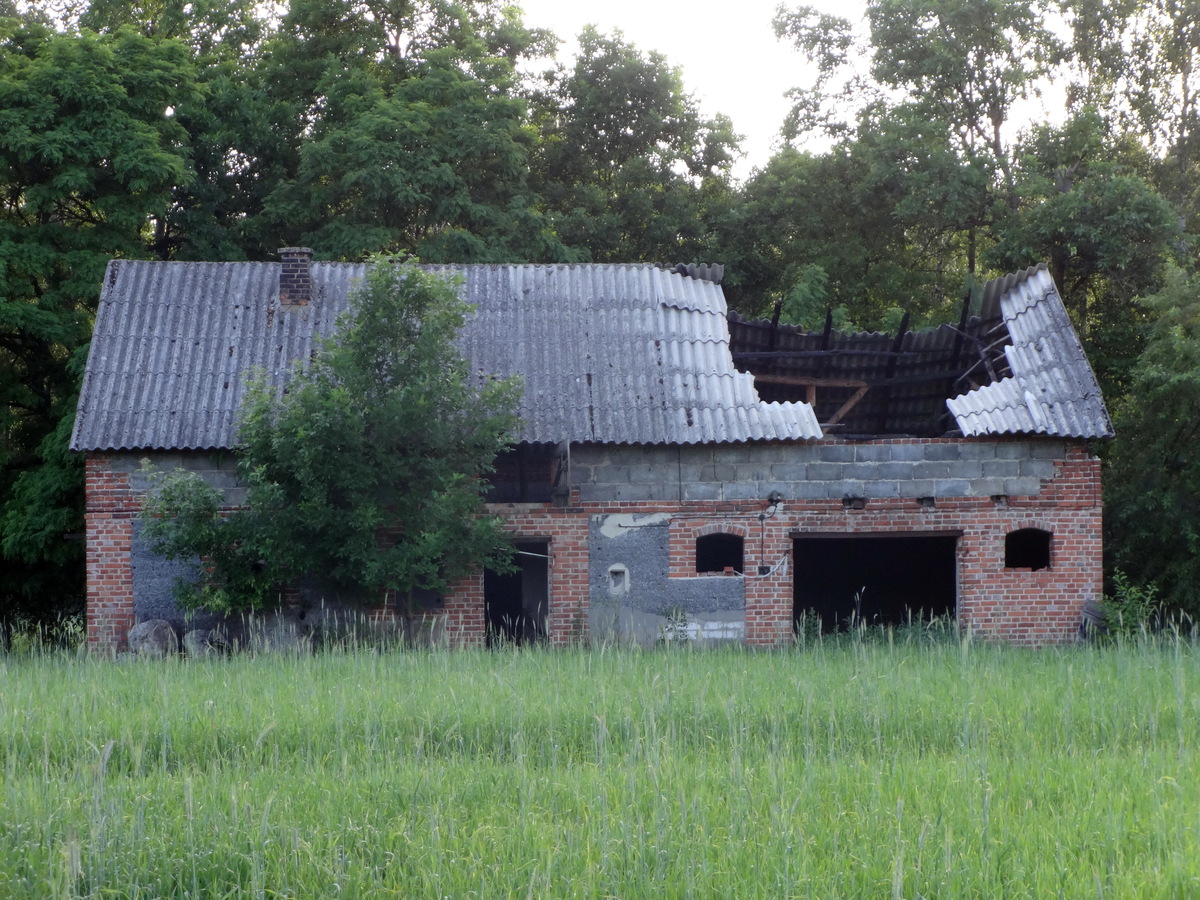 Abandon house in 510 m to the north from CP / Заброшенное здание в 510 м на север