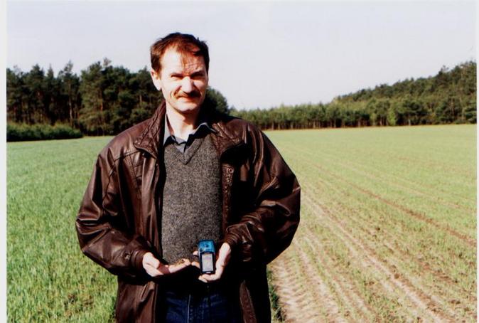 West view, Mirek with GPS and toad in palm