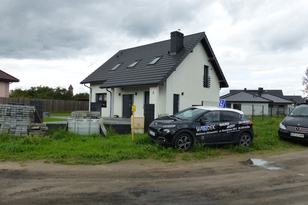 Dom nr 3 z właścicielem "od obeliska / House no. 3 with the owner "from the obelisk".