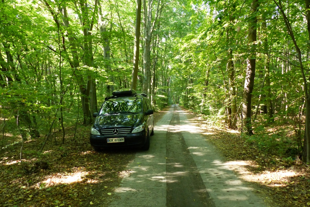 Droga dojazdowa z miejscem postoju / Access road with parking space