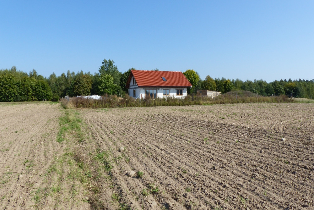 Nowy dom na skraju pola / New house on the edge of the field