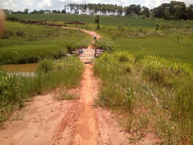 Cruzando o riacho por uma ponte muito estreita para carros - crossing the stream by a bridge too narrow for cars - cruzando el arroyo por un puente muy estrecha para coches