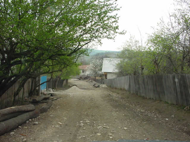 Entering the village of Copaceni from the confluence/Copaceniu'