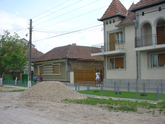 New house - old house/O casa noua si una traditionala