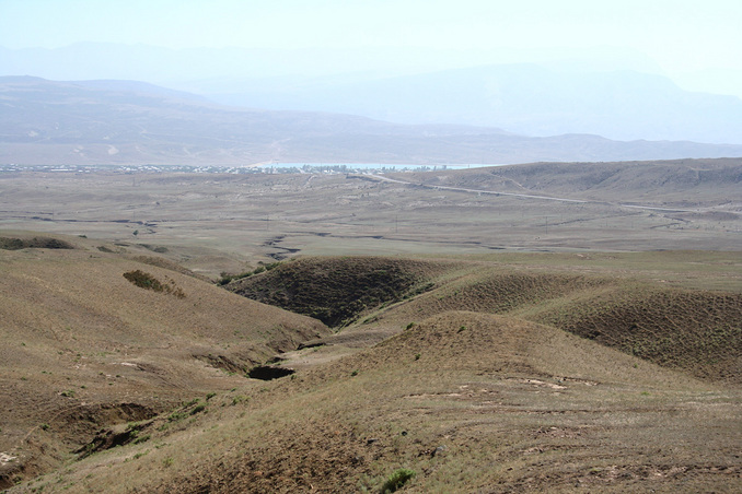 Вид точки 43N 47E со склона чуть выше / View to the confluence point from the slope a little higher