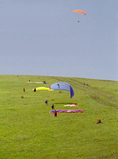 Парапланы на восточном склоне г. Джуца-1 / East slope of Jutca 1-st mountain with paragliders