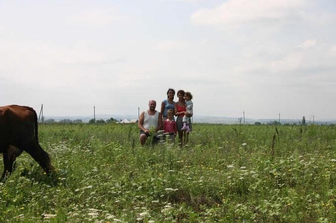 Семья открывателей и проходящая мимо корова -- Family of visitors and a passing cow