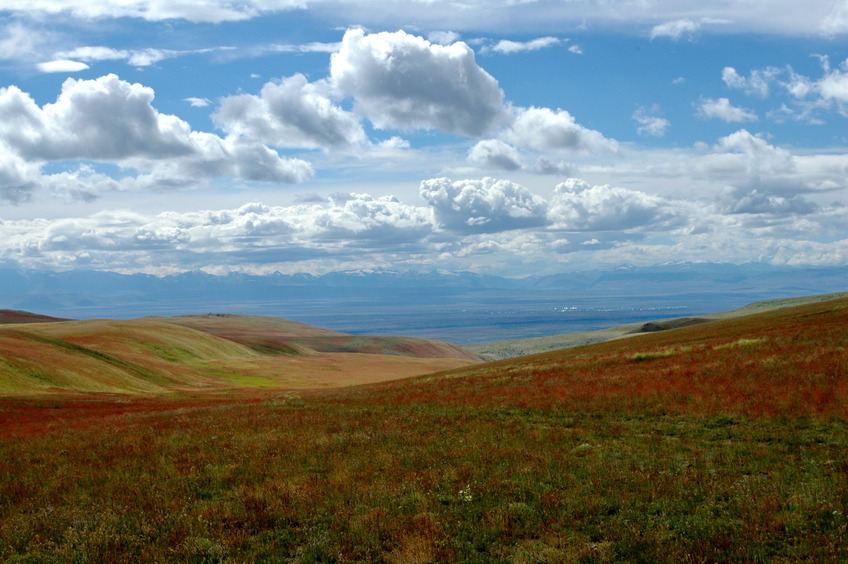 Chuya valley in the distance / Вдали долина Чуи