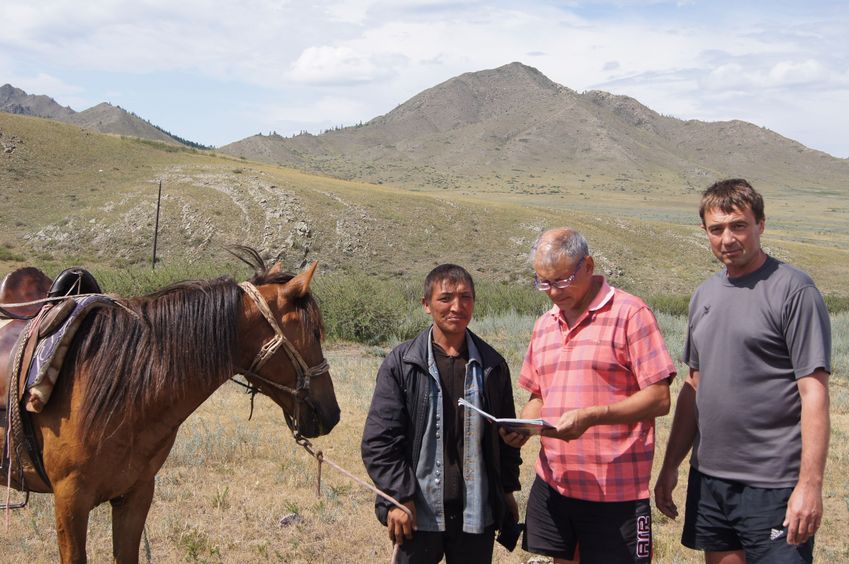 У местных пастухов уточняем маршрут/Specify the route with local herdsmen