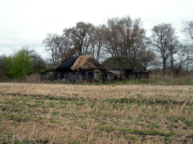 Dvoryanka village. Tumbledown houses.