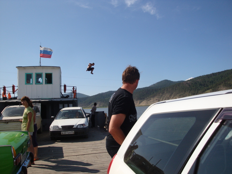 Развлечение ребят – прыжки с парома в реку Селенга/Jumping from the ferry is a fun of boys