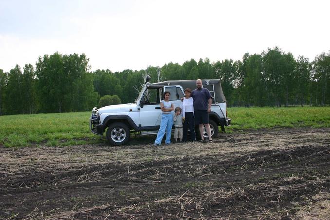 Семья открывателей на фоне "Дорожного романтика" -- Family of discoverers against a background of "Traffic romance"