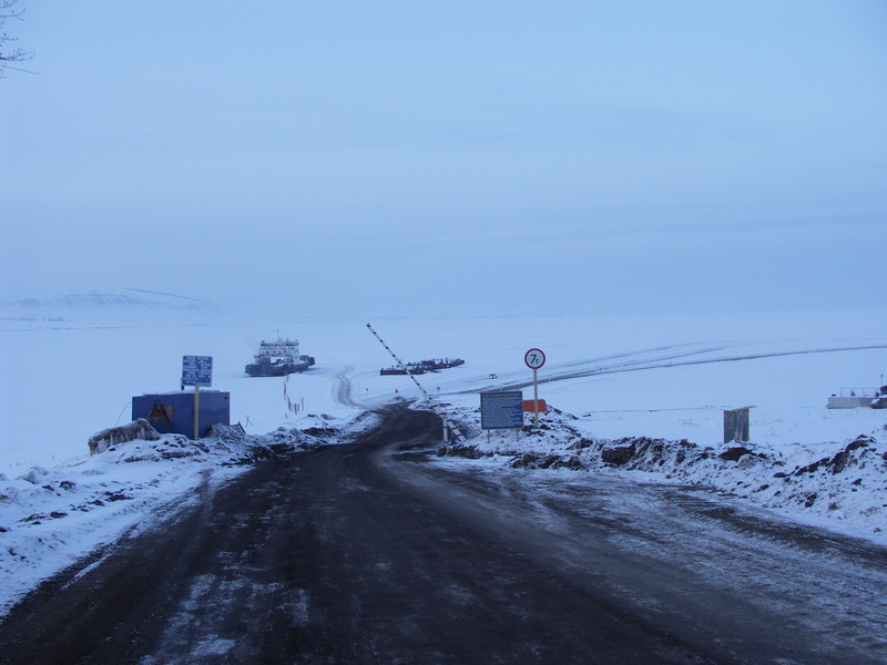 Зимой – ледовая переправа/Ice crossing for winter