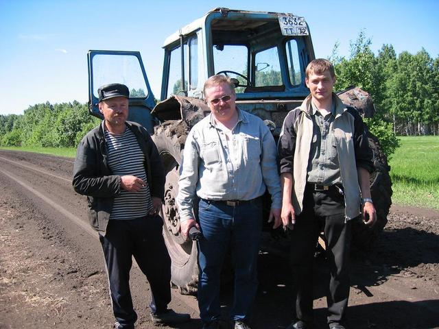 Со спасателем-трактористом. -- With the lifeguard/tractor driver