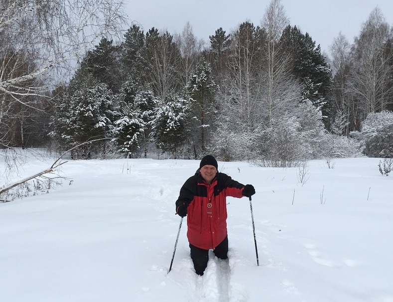 Maxim wading through deep snow / По глубокому снегу