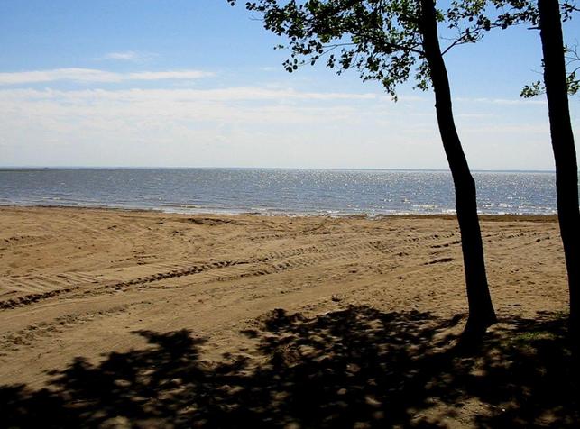 Overview from the beach towards south, confluence approx 370 m away.