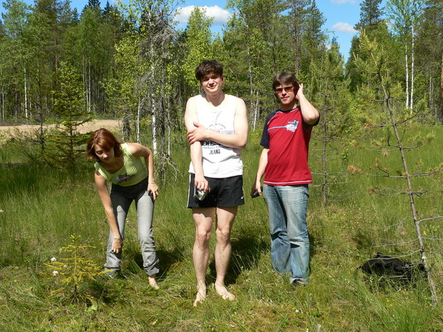Yana, Misha, and Anton are fighting the insects (Яна, Миша и Антон сражаются с насекомыми)