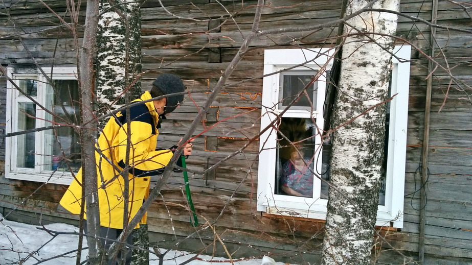 An old woman helps Rainer to find the confluence / Бабушка помогает Райнеру найти нули 