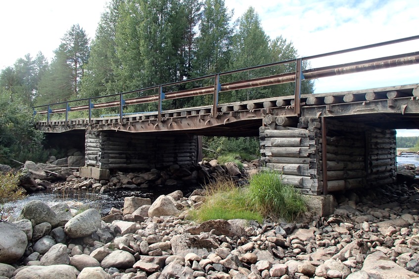 Flat-wagon + logs + concrete slabs + savvy = Bridge / Вагон-платформа + бревна + бетонные блоки + смекалка = Мост