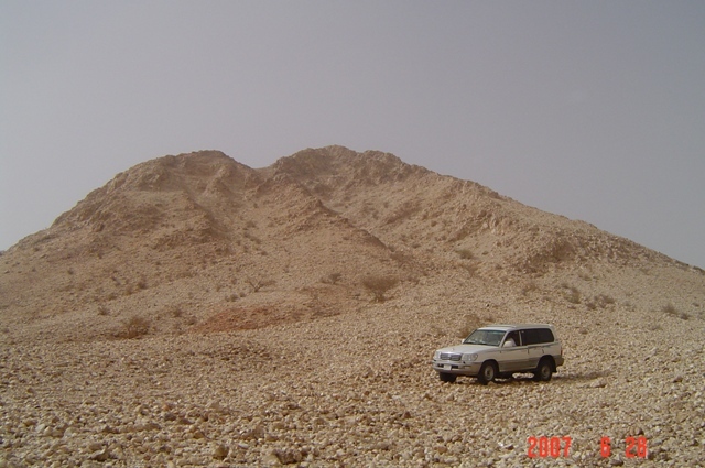 al-Sa'ira mountain is the biggest of the quartz mountains on the Arabian peninsula and it is 20 km to the West of the Confluence.