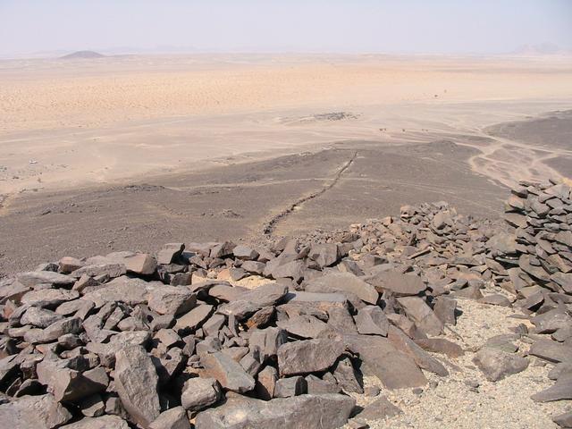 A Bronze Age grave with its mysterious stone "tail".