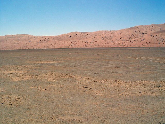 View looking south across the sabkha to dunes ~2000 ft (610 m) distant from the confluence point.