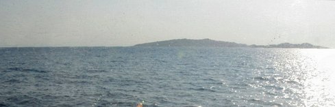 #1: View looking ESE, from just east of 25N 37E;  view from the M/V Dream Island navigation helm, with al-Hasāniyy Island 7 km distant.
