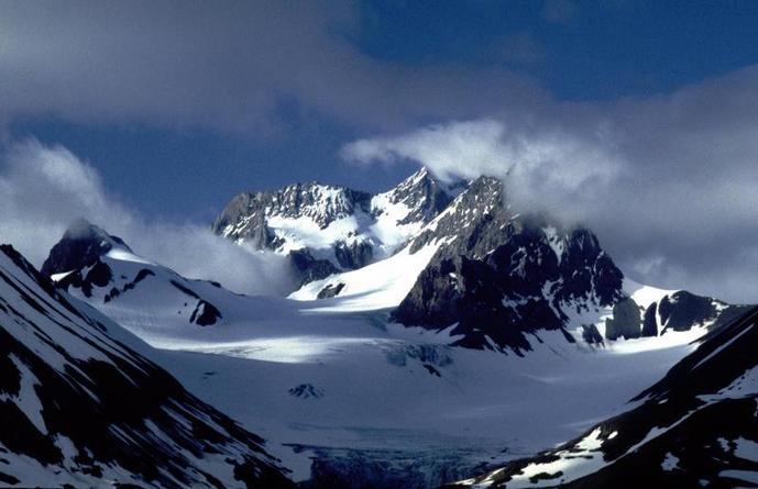 There are beautiful mountains around Hornsund