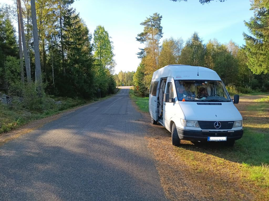 parking beside G 904; road 23 - 37 in background