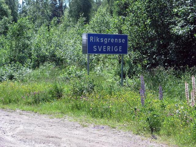 Crossing the border into Sweden on a dirt road: No customs control.