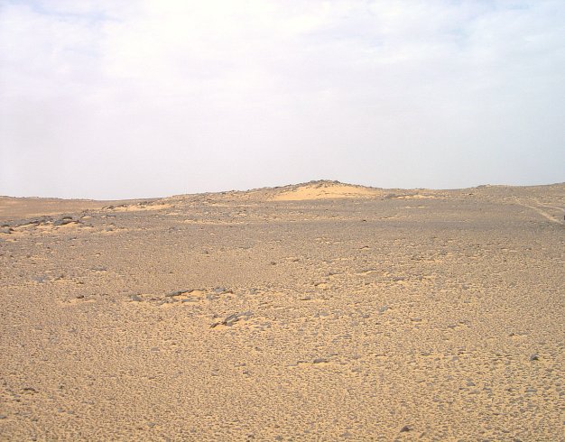 View of confluence site with Nubian Sandstone outcrops, loose fragments and aeolian sand